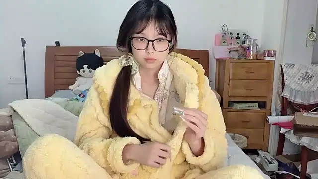 Snapshot of Akong11 chatting on December 4, 2:21 am Akong11 online show from December 4, 2:21 am