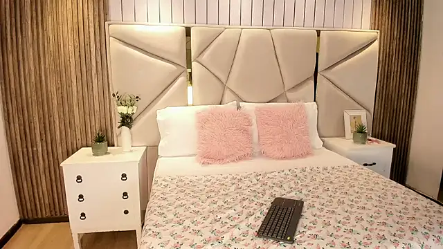 Snapshot of Maddy_XOXO_HOT chatting on September 30, 8:25 pm Maddy XOXO HOT online show from September 30, 8:25 pm