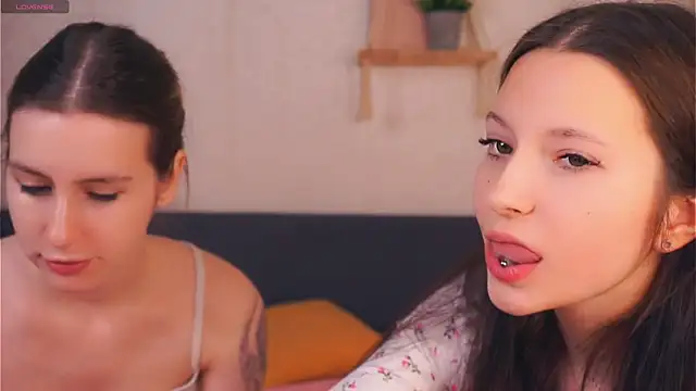 GabrielleLynchard online show from November 23, 7:35 pm