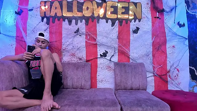 Juicy Creww online show from October 28, 9:35 am