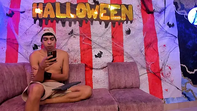 Juicy Creww online show from October 31, 8:59 am