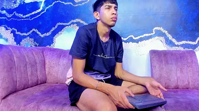 Juicy Creww online show from November 18, 9:25 am