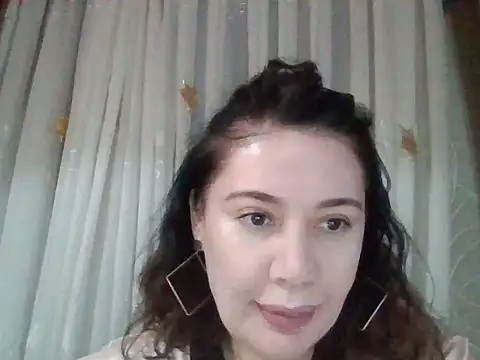 Snapshot of Lomivah chatting on November 6, 4:52 pm Lomivah online show from November 6, 4:52 pm