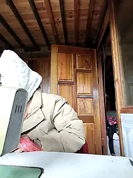 Snapshot of lily-00 chatting on December 4, 4:44 am lily-00 online show from December 4, 4:44 am