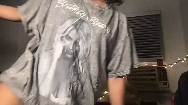 yoursweetestlilly online show from March 26, 3:34 am