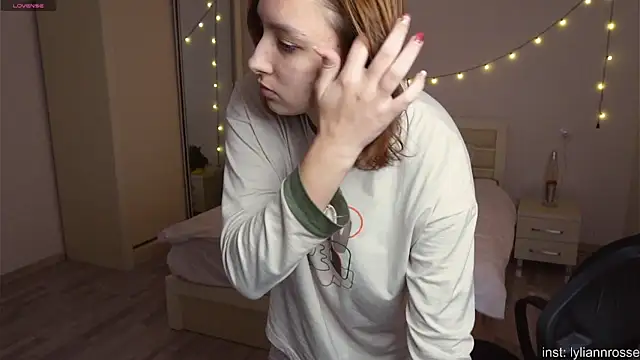 Snapshot of LilyannRosse chatting on November 8, 7:19 am LilyannRosse online show from November 8, 7:19 am