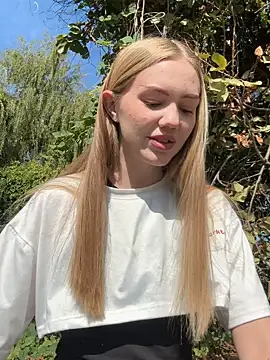 MilaMoone online show from September 25, 10:30 am