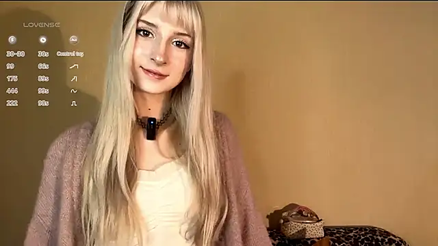 Snapshot of FridaAaberg chatting on November 9, 7:17 am FridaAaberg online show from November 9, 7:17 am