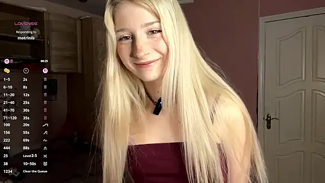 Snapshot of FridaAaberg chatting on December 5, 7:06 am FridaAaberg online show from December 5, 7:06 am