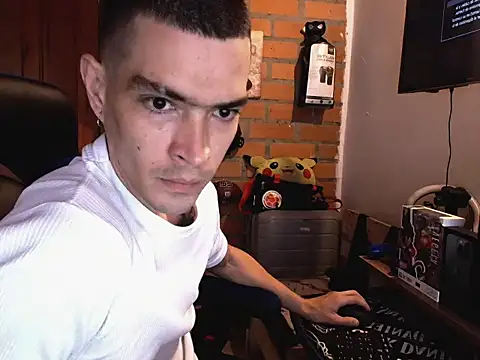 Snapshot of Travis_R chatting on October 27, 1:37 pm Travis R online show from October 27, 1:37 pm