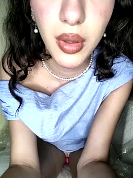 Snapshot of Emily-hottson chatting on September 25, 10:46 pm Emily-hottson online show from September 25, 10:46 pm