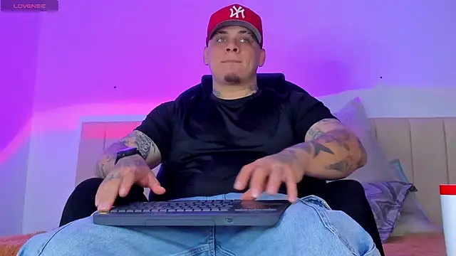 Snapshot of denis_munera chatting on September 18, 12:07 pm denis munera online show from September 18, 12:07 pm