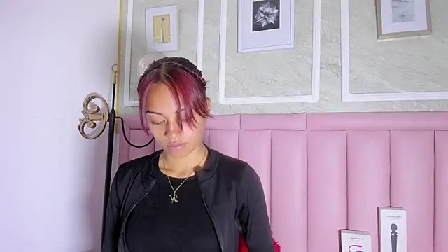 HoollyHendrix online show from January 8, 8:55 pm