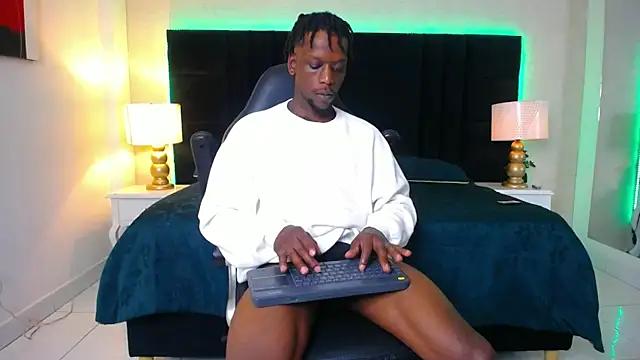 Snapshot of SkylerBigxxx chatting on July 8, 4:39 am SkylerBigxxx online show from July 8, 4:39 am