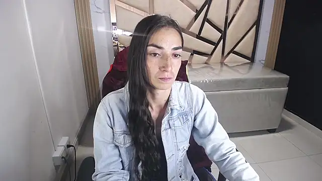 Snapshot of Maily_a_ chatting on November 24, 3:28 am Maily a online show from November 24, 3:28 am