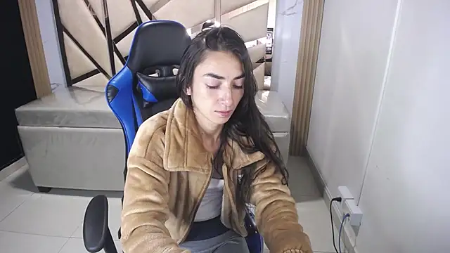 Snapshot of Maily_a_ chatting on November 27, 2:46 am Maily a online show from November 27, 2:46 am