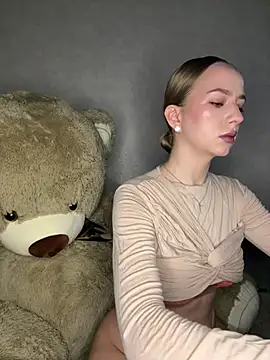 MissOyee online show from March 6, 8:16 pm