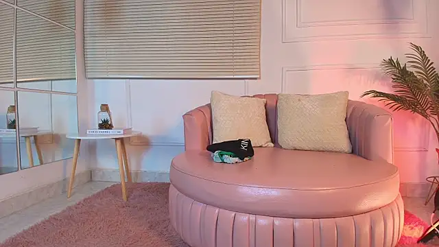 Snapshot of alessia_moon1 chatting on October 29, 1:35 pm alessia moon1 online show from October 29, 1:35 pm