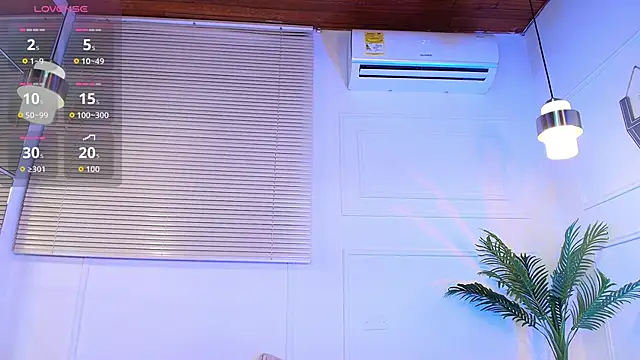 Snapshot of alessia_moon1 chatting on November 8, 12:38 pm alessia moon1 online show from November 8, 12:38 pm