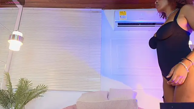 Snapshot of alessia_moon1 chatting on November 21, 12:48 pm alessia moon1 online show from November 21, 12:48 pm