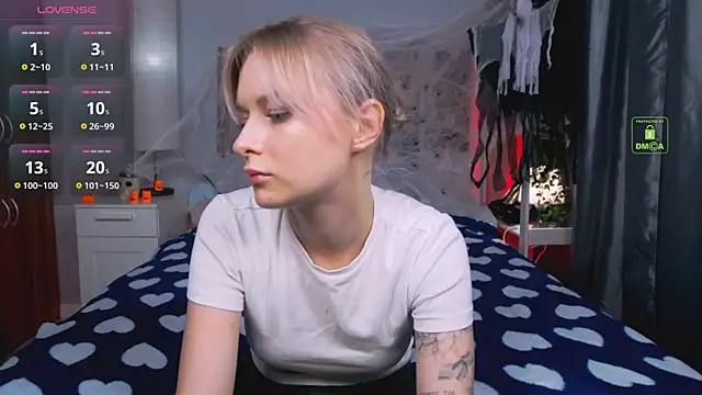 LunaLuxxy online show from October 10, 3:55 pm