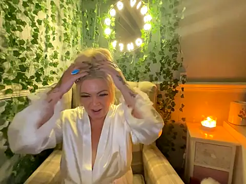 BonnyDesire online show from October 28, 8:00 pm