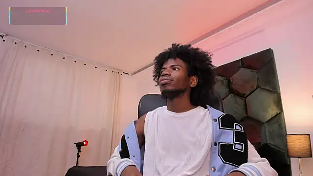 Snapshot of AllexJacob chatting on May 14, 1:51 pm AllexJacob online show from May 14, 1:51 pm