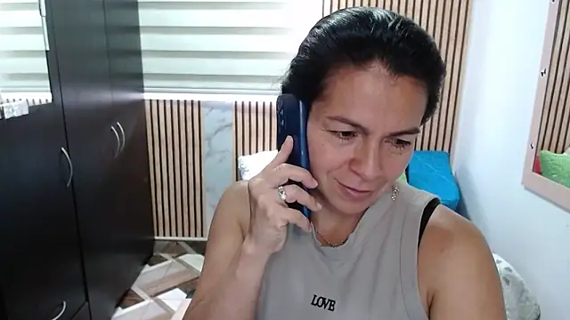 camilavargas  online show from May 4, 9:33 pm