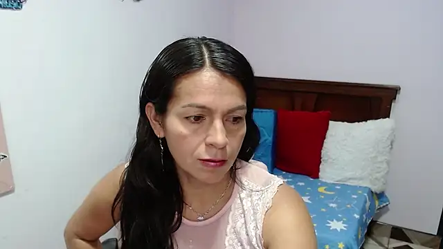 Snapshot of camilavargas_ chatting on June 22, 6:38 pm camilavargas online show from June 22, 6:38 pm