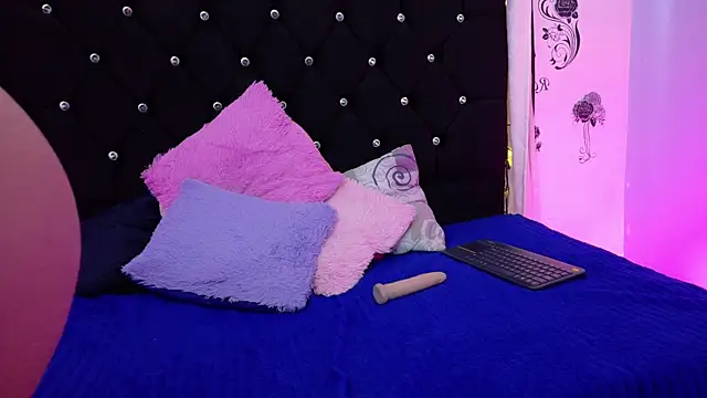 Snapshot of queen_salomme chatting on October 15, 11:54 am queen salomme online show from October 15, 11:54 am