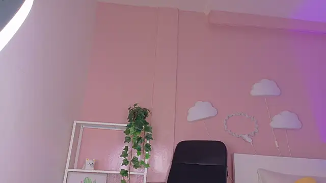 Snapshot of KeendraFox_ chatting on July 17, 9:27 am KeendraFox online show from July 17, 9:27 am