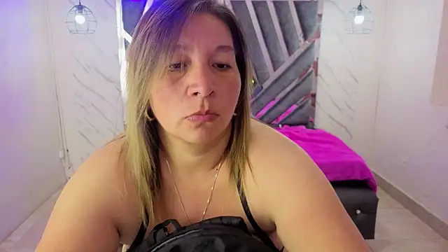 Snapshot of MaylinRosse_ chatting on May 9, 7:19 pm MaylinRosse online show from May 9, 7:19 pm