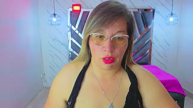 Snapshot of MaylinRosse_ chatting on May 20, 6:58 pm MaylinRosse online show from May 20, 6:58 pm
