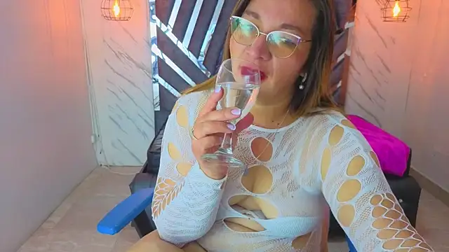 Snapshot of MaylinRosse_ chatting on June 18, 6:45 pm MaylinRosse online show from June 18, 6:45 pm