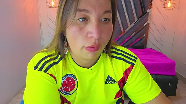 Snapshot of MaylinRosse_ chatting on June 23, 6:39 pm MaylinRosse online show from June 23, 6:39 pm