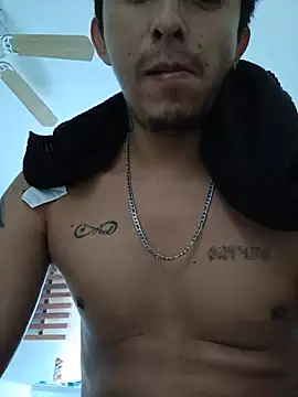 Snapshot of seBlack95 chatting on July 6, 8:44 am seBlack95 online show from July 6, 8:44 am