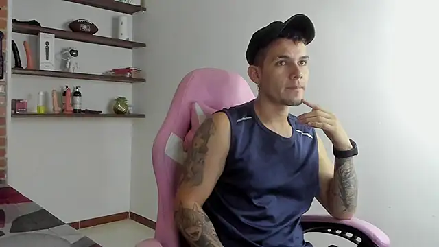 BooyHott  online show from December 18, 7:42 pm