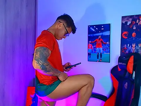 Snapshot of evan_greey chatting on October 16, 4:24 am evan greey online show from October 16, 4:24 am