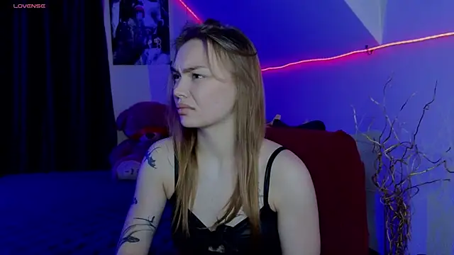 Snapshot of KitsyMoore chatting on November 10, 1:10 pm KitsyMoore online show from November 10, 1:10 pm