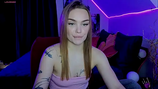 Snapshot of KitsyMoore chatting on November 14, 1:21 pm KitsyMoore online show from November 14, 1:21 pm