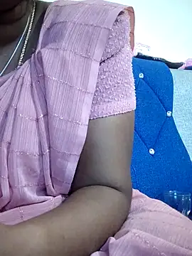 Snapshot of sweetqueen143 chatting on October 3, 5:54 pm sweetqueen143 online show from October 3, 5:54 pm