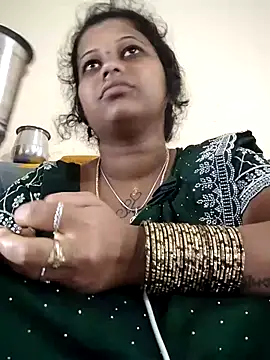 Snapshot of sweetqueen143 chatting on October 29, 4:15 am sweetqueen143 online show from October 29, 4:15 am