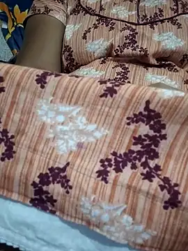 Snapshot of sweetqueen143 chatting on November 3, 3:24 pm sweetqueen143 online show from November 3, 3:24 pm