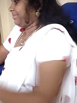 Snapshot of sweetqueen143 chatting on November 22, 4:50 pm sweetqueen143 online show from November 22, 4:50 pm