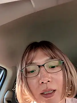 Snapshot of takusaki223 chatting on May 12, 6:21 am takusaki223 online show from May 12, 6:21 am