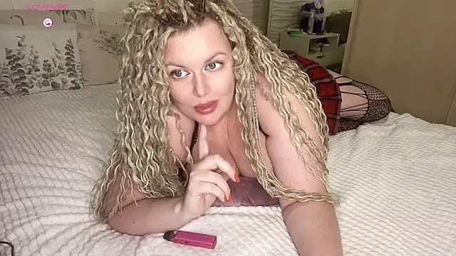 Snapshot of Nivika chatting on November 4, 10:09 pm Nivika online show from November 4, 10:09 pm