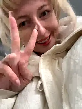 Snapshot of RonnieKiss chatting on October 5, 4:11 am RonnieKiss online show from October 5, 4:11 am