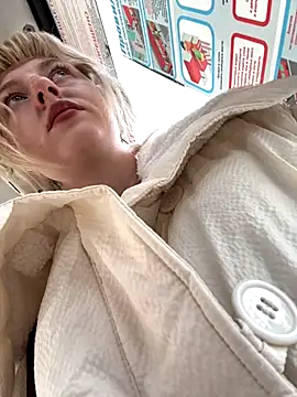 Snapshot of RonnieKiss chatting on October 11, 4:22 am RonnieKiss online show from October 11, 4:22 am