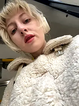 Snapshot of RonnieKiss chatting on October 23, 2:55 am RonnieKiss online show from October 23, 2:55 am