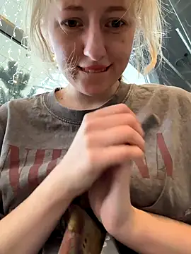 Snapshot of RonnieKiss chatting on November 4, 6:34 am RonnieKiss online show from November 4, 6:34 am